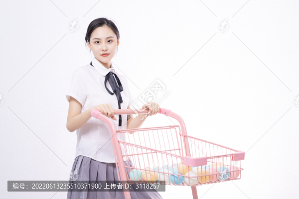 年輕女性推著購物車購物