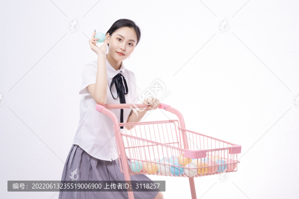 年輕女性推著購(gòu)物車購(gòu)物