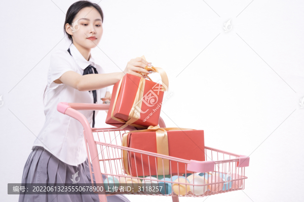 年輕女性推著購物車購物