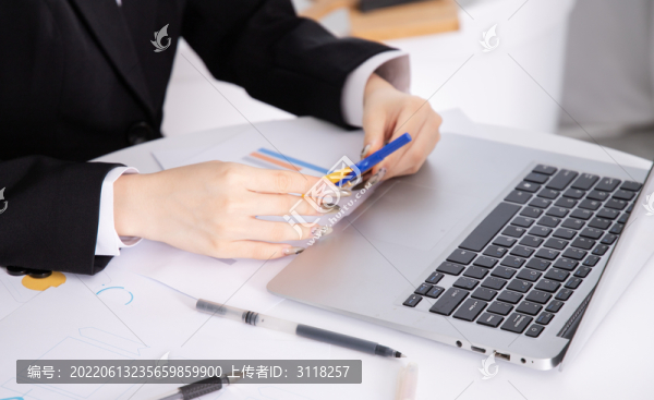 商務女性電腦前工作