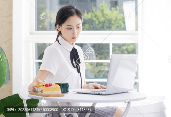 女學生電腦前上網(wǎng)課