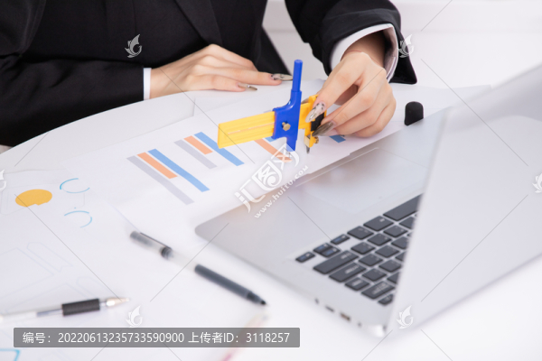 商務(wù)女性電腦前工作