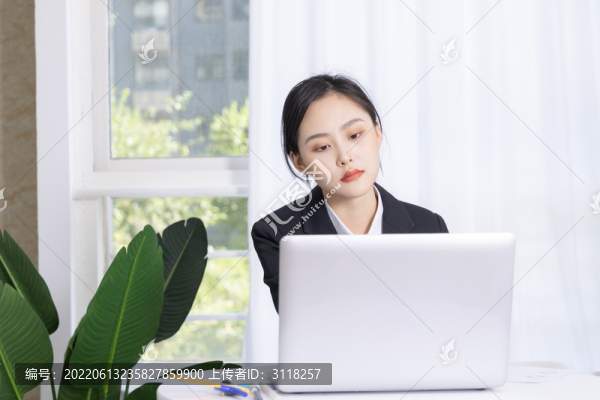 亞洲商務(wù)女性在電腦前辦公