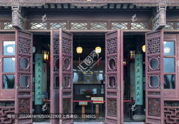 傳統(tǒng)建筑雕花實(shí)木門