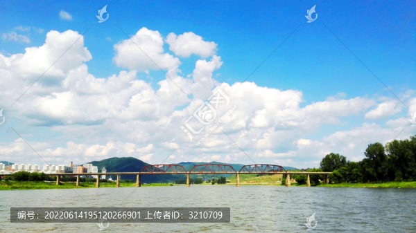 藍天白云鴨綠江大橋