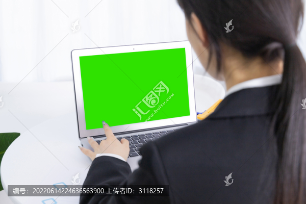 年輕商務(wù)女性在綠屏電腦前工作