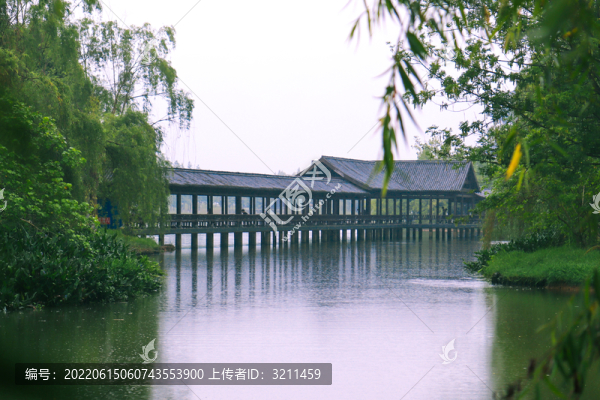 長廊回廊水面倒影湖光