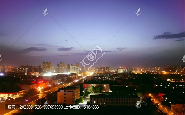 傍晚的城市夜景