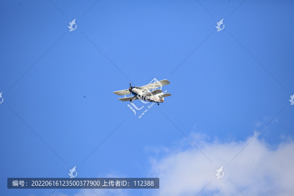 農(nóng)用飛機(jī)空中翱翔藍(lán)天白云巡邏