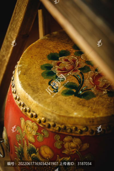 桌子上的一個花鼓