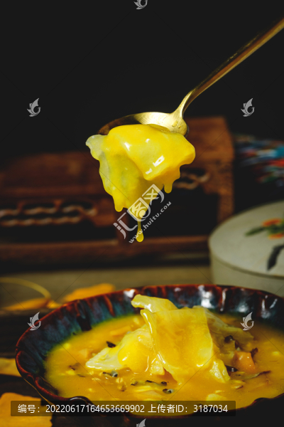 一碗金湯花膠撈