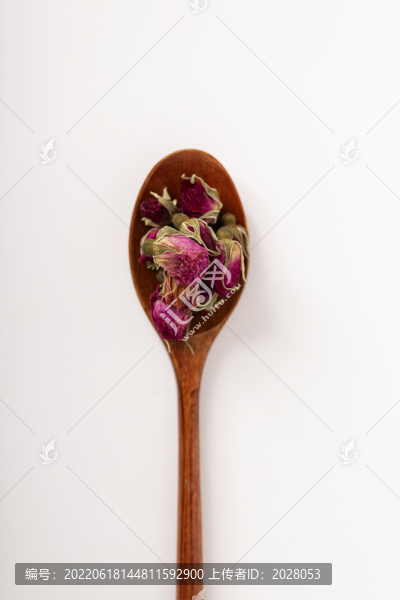 勺子里的干玫瑰花茶