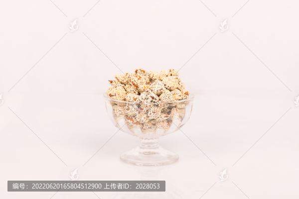 一碗芝麻杏仁白色背景