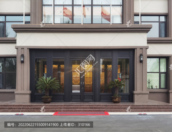 辦公樓入口的型材門(mén)