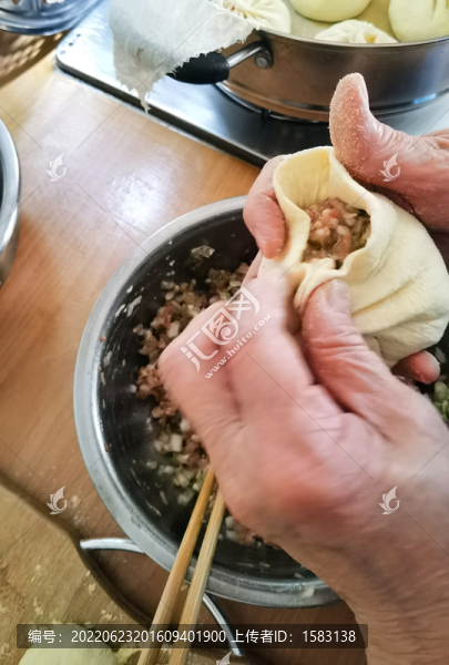 蒸包子