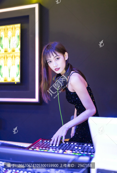 穿著性感吊帶裙的女DJ在打碟