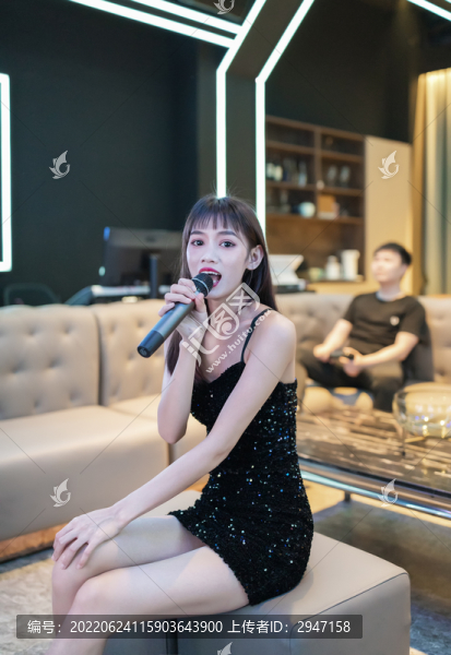 一對年輕情侶在KTV唱歌