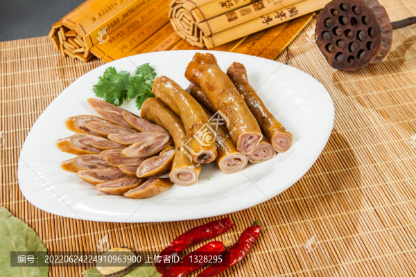 鹵豬尾