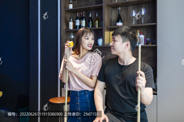 娛樂(lè)房里打臺(tái)球的情侶
