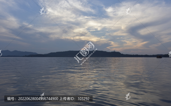 西湖之上的藍天白云