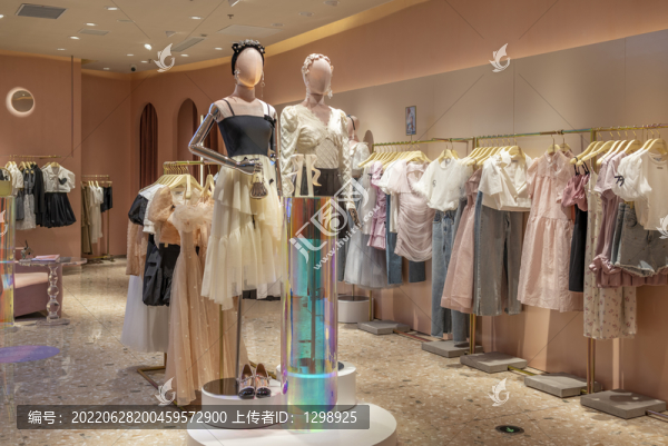 時(shí)尚女裝專賣店陳列設(shè)計(jì)