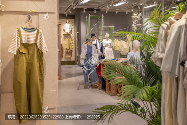 時(shí)尚女裝專賣店陳列設(shè)計(jì)