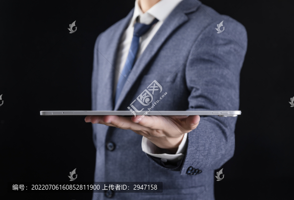 商務(wù)人士在操作平板電腦