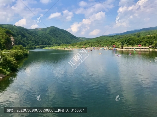 水天一色岸邊紅