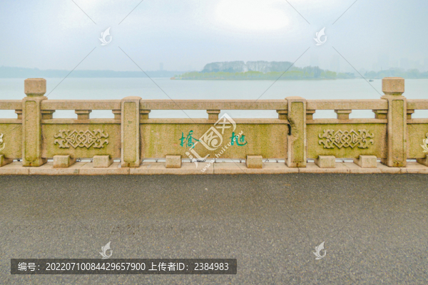 南京玄武湖邊石橋欄桿