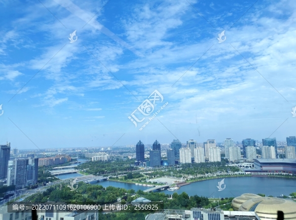 藍(lán)天白云下的鄭東新區(qū)