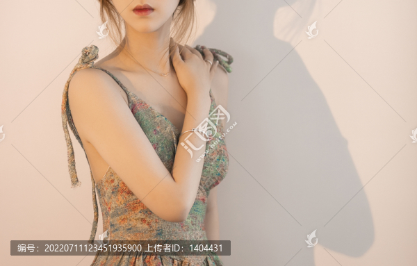 室內(nèi)美女