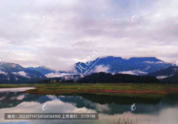 山峰湖泊