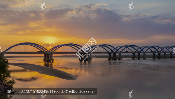 夕陽下的橋梁