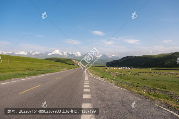 新疆獨(dú)庫公路草原風(fēng)光