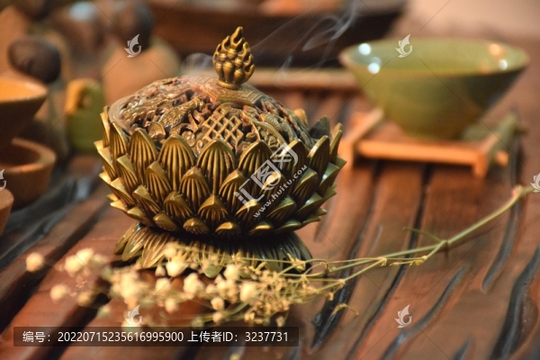 一個(gè)香薰?fàn)t