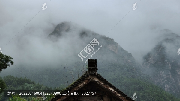 煙霧繚繞的山峰