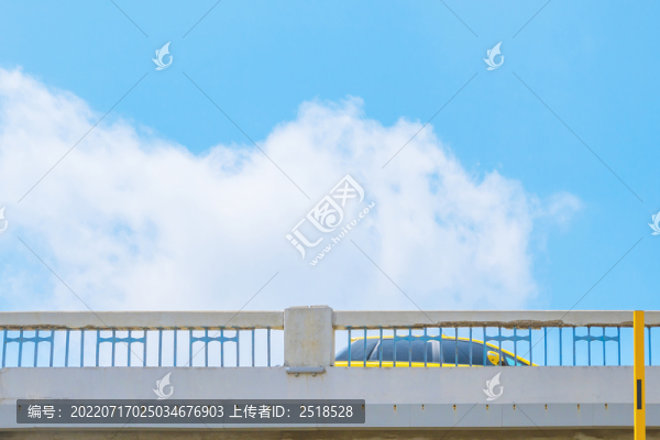 城市街道與藍(lán)天白云