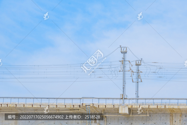 城市街道與藍(lán)天白云
