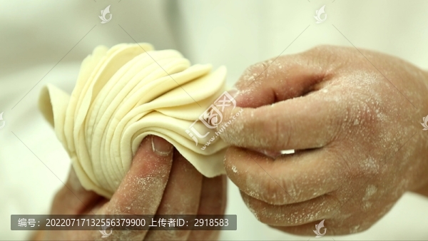 白案廚師搟餃子皮
