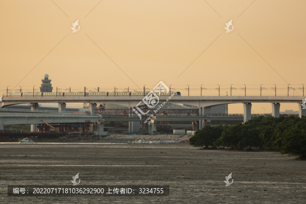 黃昏十時(shí)分的深圳機(jī)場(chǎng)