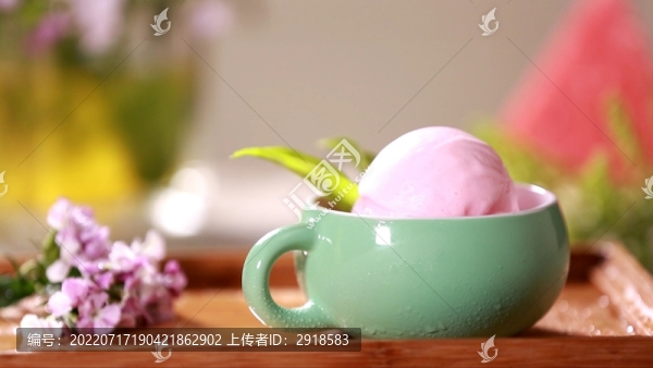 草莓奶油冰激凌