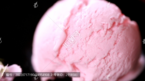 草莓奶油冰激凌