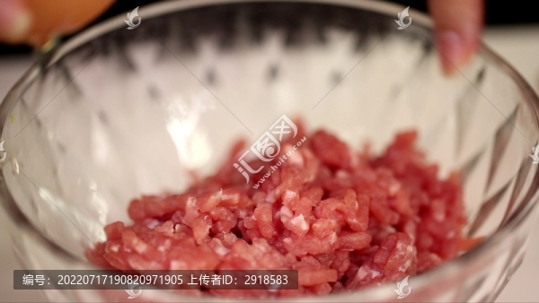 廚師調(diào)肉餡攪拌豬肉餡料