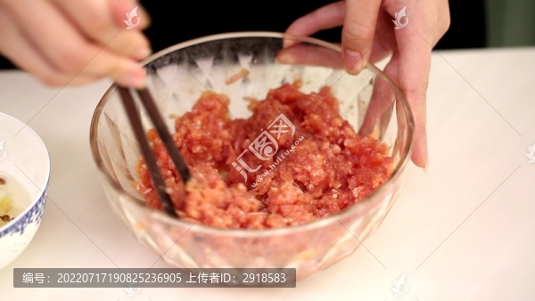 廚師調(diào)肉餡攪拌豬肉餡料