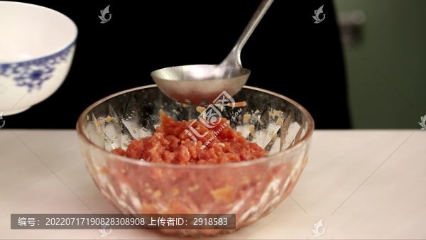 廚師調(diào)肉餡攪拌豬肉餡料