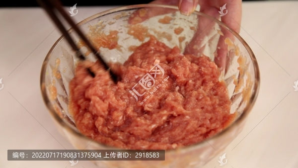 廚師調(diào)肉餡攪拌豬肉餡料