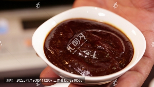 廚師加調(diào)料調(diào)味做菜