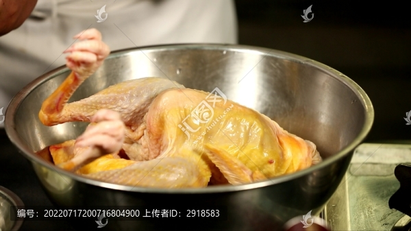 搓洗三黃雞