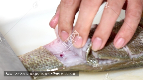 大廚花刀切黃花魚