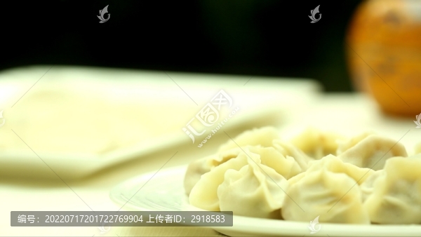 過節(jié)團(tuán)聚吃餃子